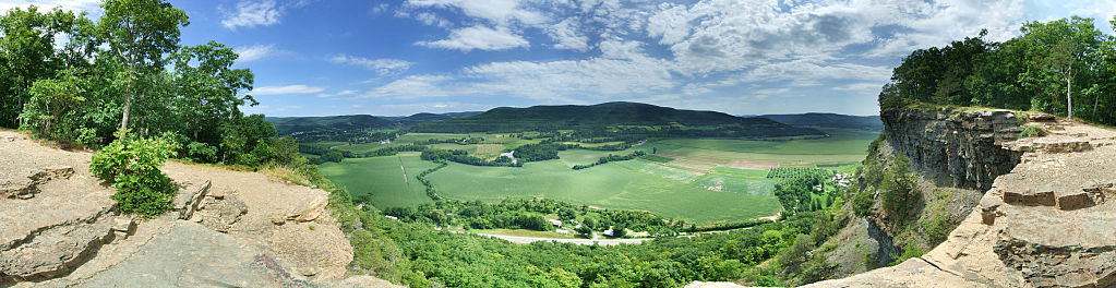 this-is-new-york.com Schoharie Valley overlook from on top of Vroman's Nose near Schoharie NY photo by Kelly Chien